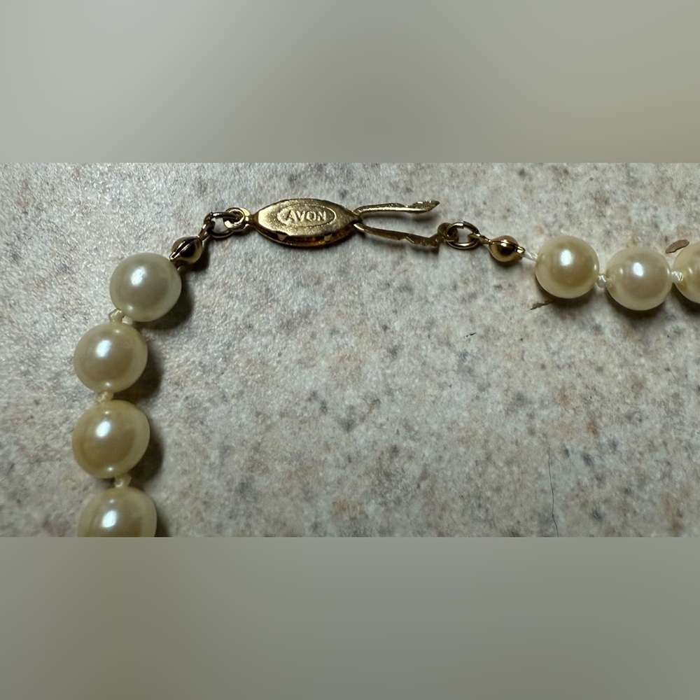 Vintage 1987 Avon Pearlustre Faux Pearl Necklace | 20” Classic Strand - Picture 4 of 4